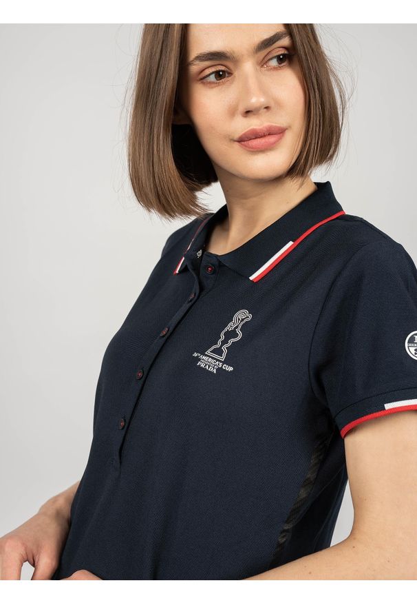 North Sails X Prada Koszulka Polo "Auroa" | 45 2502 000 | Auroa Polo S/S | Kobieta | Granatowy. Okazja: na co dzień. Typ kołnierza: polo. Kolor: niebieski. Materiał: poliester. Wzór: aplikacja, nadruk. Styl: klasyczny, casual