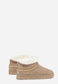 Renee - Ciemnobeżowe Rustykalne Śniegowce z Imitacji Zamszu z Haftem i Futerkiem Zetilda. Kolor: beżowy. Materiał: zamsz, futro. Wzór: haft #6