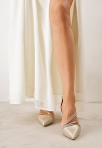 Renee - Złote Szpilki VICES z Ozdobnymi Paseczkami z Cyrkoniami w Eleganckim Stylu Jaenlith. Kolor: złoty. Materiał: satyna. Obcas: na szpilce. Styl: elegancki #9