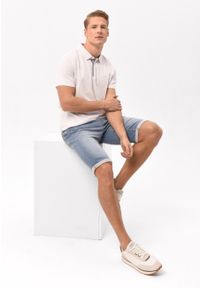 Volcano - Koszulka polówka O-NIKOS. Okazja: na co dzień. Typ kołnierza: polo. Kolor: biały. Materiał: prążkowany, dzianina, bawełna, materiał. Wzór: kolorowy, aplikacja, gładki. Styl: klasyczny, casual