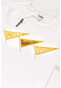 Wrangler - KOSZULKA WRANGLER OVERDYE TEE OFFWHITE W7B36EB02. Kolor: biały. Wzór: nadruk