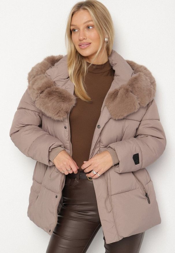 Born2be - Ciemnobeżowa Kurtka z Pikowanymi Przeszyciami i Kapturem z Futerkiem Galiadia. Okazja: na spacer, na co dzień. Kolor: beżowy. Materiał: futro. Styl: casual, klasyczny, sportowy