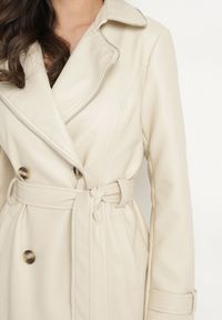 Born2be - Beżowy Dwurzędowy Płaszcz Trencz z Imitacji Skóry z Wiązanym Paskiem Nilovessa. Okazja: na co dzień. Kolor: beżowy. Materiał: skóra. Styl: klasyczny, casual, elegancki #6