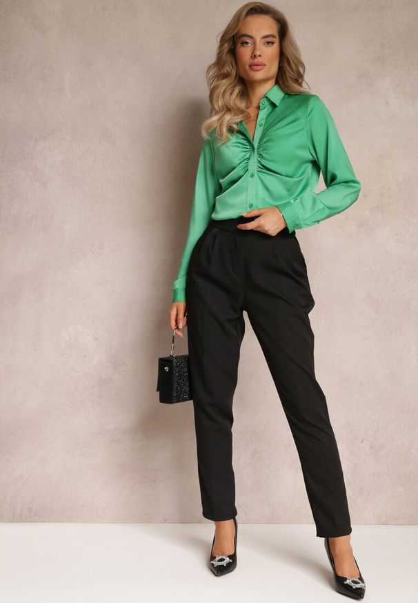 Renee - Zielona Marszczona Elegancka Koszula z Satyny Kaldei. Okazja: na co dzień. Kolor: zielony. Materiał: satyna. Styl: elegancki