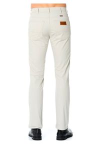 Wrangler - MĘSKIE SPODNIE MATERIAŁOWE WRANGLER ARIZONA STRETCH EGGSHELL W12OV918N. Materiał: materiał