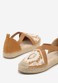 Born2be - Brązowe Espadryle z Gumką na Plecionej Podeszwie Zdobione Haftem Fodarilla. Okazja: na co dzień, na spacer. Kolor: brązowy. Materiał: koronka. Wzór: aplikacja, haft. Styl: boho, klasyczny, elegancki, casual