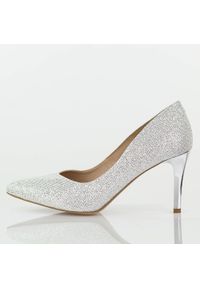 Srebrne Polskie szpilki damskie Prestige 2106 Skóra Brokat. Okazja: na wesele, na ślub cywilny, na spotkanie biznesowe, na imprezę. Kolor: srebrny. Materiał: skóra. Szerokość cholewki: normalna. Obcas: na szpilce. Styl: glamour, biznesowy, elegancki, wizytowy, klasyczny #1
