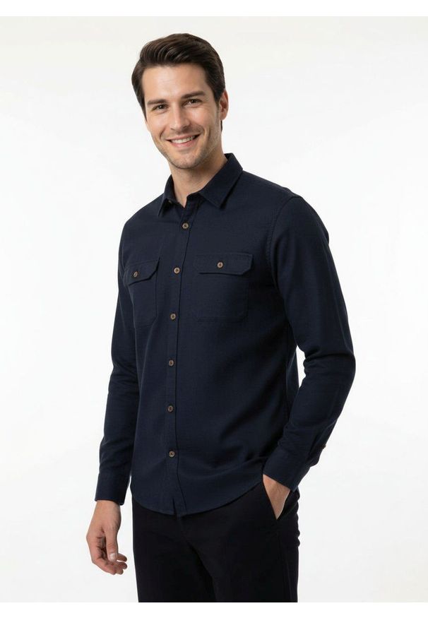 Sportowa Koszula Męska z Bocznymi Kieszeniami - Brave Soul - Granatowa. Okazja: na co dzień. Kolor: niebieski. Materiał: bawełna. Styl: sportowy