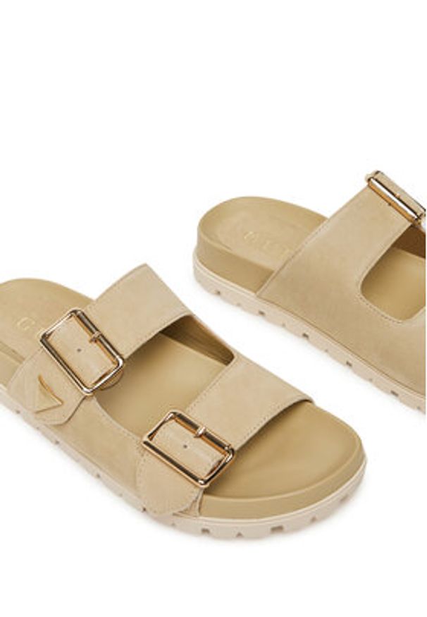 Guess Klapki FLTFST SUE03 Beżowy. Kolor: beżowy. Materiał: zamsz, skóra