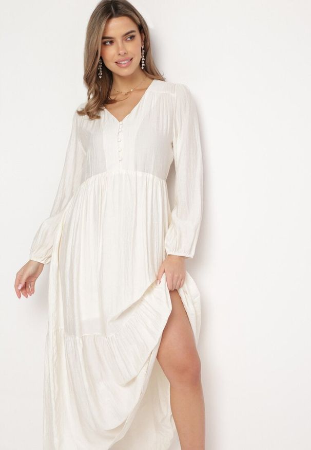 Born2be - Jasnobeżowa Sukienka Pudełkowa Maxi Ozdobiona Przeszyciami i Guziczkami Kedora. Kolor: beżowy. Wzór: aplikacja. Sezon: jesień, wiosna. Długość: maxi