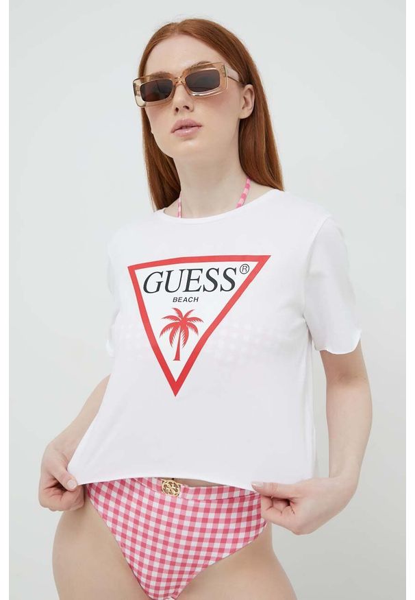 Guess t-shirt bawełniany kolor biały. Kolor: biały. Materiał: bawełna. Długość rękawa: krótki rękaw. Długość: krótkie. Wzór: nadruk