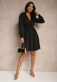 Renee - Czarna Sukienka z Wiskozą o Rozkloszowanym Kroju Selaitea. Okazja: na co dzień. Typ kołnierza: dekolt w serek. Kolor: czarny. Materiał: wiskoza. Styl: elegancki, casual