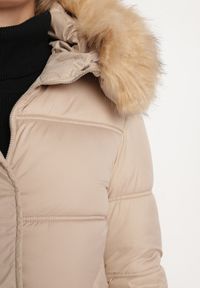 Born2be - Jasnobeżowa Pikowana Kurtka Zimowa z Kieszeniami i Kapturem z Odpinanym Kołnierzem Ilisha. Okazja: na co dzień, na spacer. Kolor: beżowy. Materiał: dzianina, wełna, jeans, futro. Sezon: zima. Styl: casual, elegancki #6