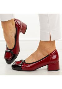 POTOCKI - Bordowe czółenka damskie na obcasie Potocki 12807. Okazja: na ślub cywilny, na wesele, na imprezę. Nosek buta: okrągły. Kolor: czerwony. Szerokość cholewki: normalna. Wzór: aplikacja. Materiał: skóra, lakier. Sezon: wiosna, jesień, lato. Obcas: na obcasie. Styl: elegancki, klasyczny, wizytowy. Wysokość obcasa: niski #1