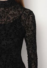 Born2be - Czarna Dopasowana Sukienka Koktajlowa z Wiskozą z Welurowym Wzorem Kwiatów Alerre. Okazja: na co dzień. Kolor: czarny. Materiał: wiskoza, welur. Długość rękawa: na ramiączkach. Wzór: kwiaty. Styl: wizytowy #8