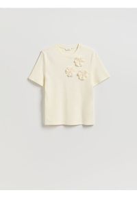 Reserved - T-shirt z kwiatową aplikacją - kremowy. Kolor: kremowy. Materiał: bawełna. Wzór: aplikacja, kwiaty
