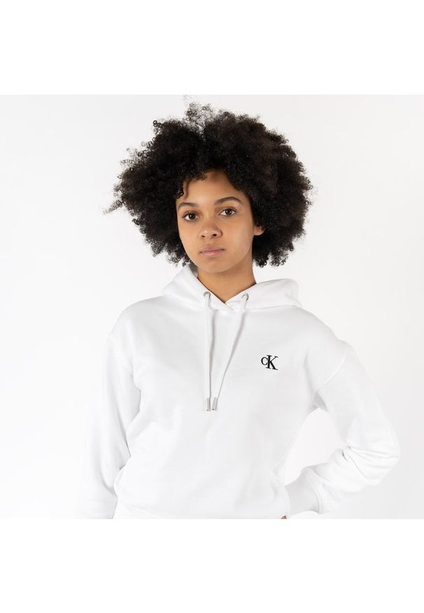 Bluza damska Calvin Klein Embroidered Logo (J20J213178-YAF). Okazja: na spotkanie biznesowe. Kolor: biały. Styl: biznesowy