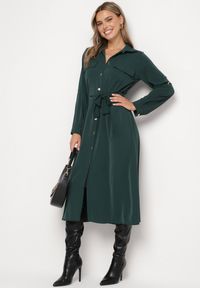 Born2be - Ciemnozielona Koszulowa Sukienka z Eleganckimi Guzikami i Wiązanym Paskiem w Talii Kortella. Okazja: na co dzień, na spotkanie biznesowe. Typ kołnierza: dekolt w serek. Kolor: zielony. Długość rękawa: długi rękaw. Typ sukienki: koszulowe. Styl: elegancki #1