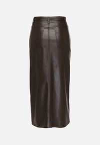 Born2be - Ciemnobrązowa Długa Spódnica High Waist z Imitacji Skóry z Dodatkowym Paskiem i Rozcięciem Wyneti. Okazja: na co dzień. Stan: podwyższony. Kolor: brązowy. Materiał: skóra. Długość: długie. Styl: klasyczny, casual, elegancki #3