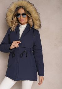 Renee - Granatowa Kurtka Parka z Kapturem z Futerkiem Bimi. Typ kołnierza: kaptur. Kolor: niebieski. Materiał: futro. Wzór: aplikacja. Sezon: jesień, zima. Styl: klasyczny