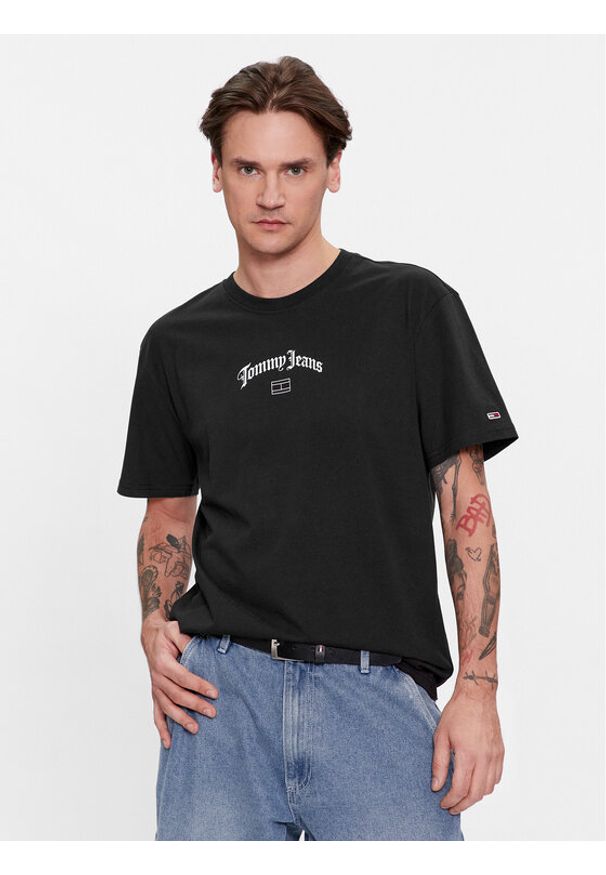 Tommy Jeans T-Shirt Grunge Arch Center DM0DM17720 Czarny Classic Fit. Kolor: czarny. Materiał: bawełna