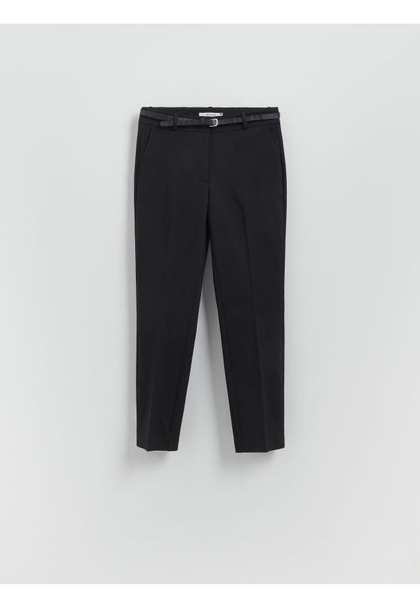 Reserved - Spodnie cygaretki z paskiem - czarny. Kolor: czarny. Materiał: tkanina, wiskoza
