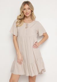 Born2be - Jasnobeżowa Sukienka z Bawełny o Rozkloszowanym Kroju z Wiązaniem przy Dekolcie Mepilea. Okazja: na co dzień. Kolor: beżowy. Materiał: bawełna. Długość rękawa: krótki rękaw. Sezon: wiosna, lato. Typ sukienki: rozkloszowane. Styl: elegancki, casual, klasyczny #5