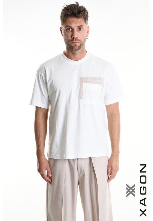 Xagon Man T-shirt | P26082 ZUTS72 | Mężczyzna | Biały. Okazja: na co dzień. Kolor: biały. Materiał: bawełna. Długość: długie. Wzór: aplikacja. Styl: elegancki, casual