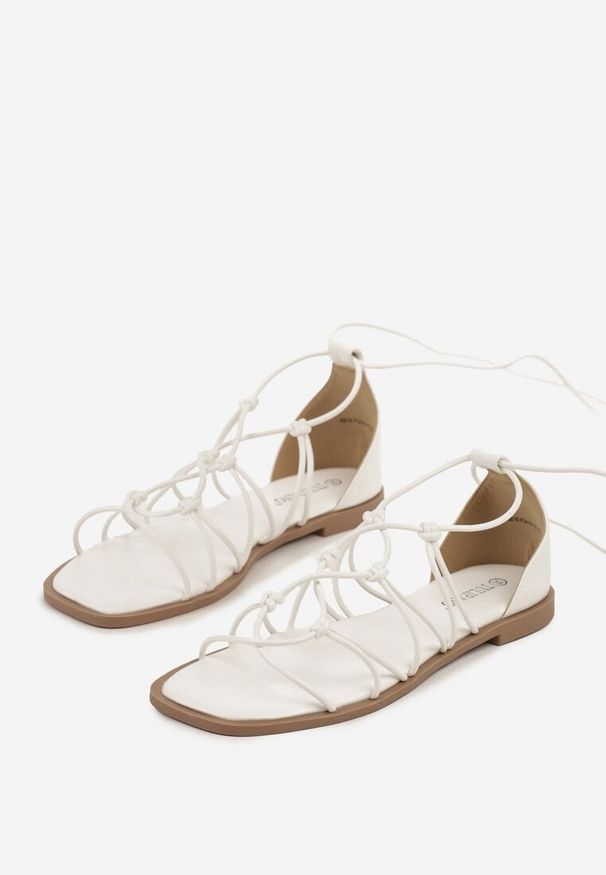 Born2be - Białe Sandały w Stylu Rzymianek z Ozdobnymi Supełkami Nilarissa. Okazja: na co dzień. Kolor: biały. Styl: elegancki, casual