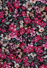 Renee - Czarno-Różowa Sukienka z Bawełny w Drobne Kwiaty z Kopertowym Dekoltem i Gumką w Talii Calnea. Okazja: na spacer, na co dzień, na randkę. Typ kołnierza: dekolt kopertowy. Kolor: czarny. Materiał: bawełna. Długość rękawa: krótki rękaw. Wzór: kwiaty. Typ sukienki: kopertowe. Styl: casual, elegancki, sportowy #2