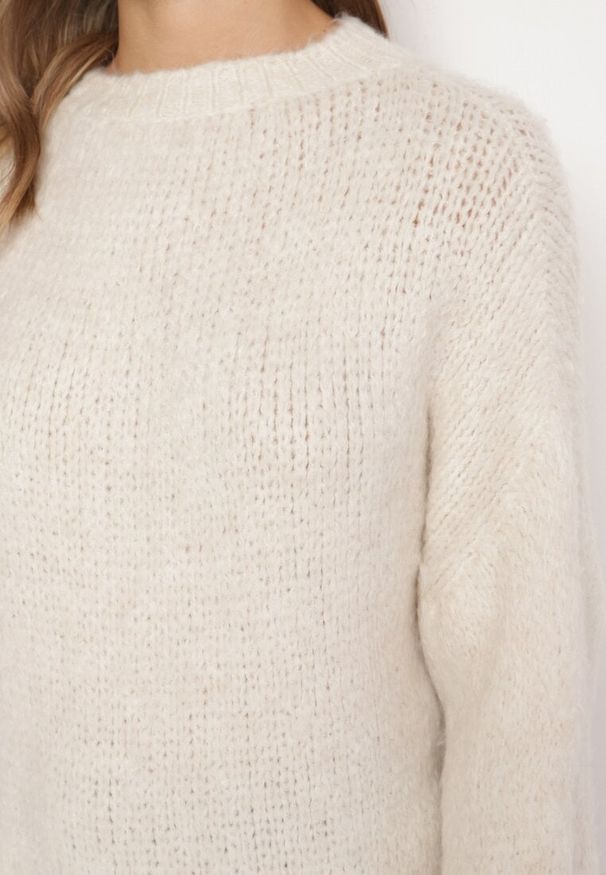 Born2be - Jasnobeżowy Sweter o Klasycznym Prostym Kroju z Domieszką Wełny i Wiskozy Sezisya. Okazja: na co dzień. Kolor: beżowy. Materiał: wiskoza, wełna. Długość rękawa: długi rękaw. Długość: długie. Wzór: aplikacja. Sezon: zima, jesień. Styl: klasyczny