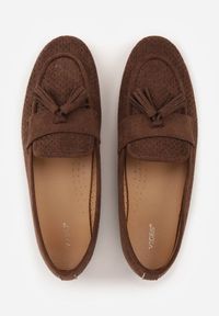 Renee - Ciemnobrązowe Mokasyny VICES z Ażurową Cholewką i Frędzlami Hyrilea. Okazja: na co dzień. Kolor: brązowy. Materiał: jeans. Szerokość cholewki: normalna. Wzór: ażurowy. Styl: casual, street, boho #6