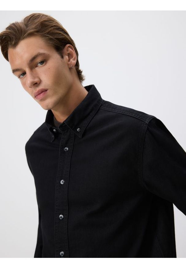 Reserved - Jeansowa koszula regular fit - czarny. Kolor: czarny. Materiał: jeans