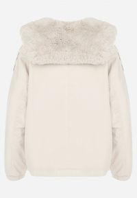 Born2be - Jasnobeżowa Kurtka z Futerkiem Vonop. Okazja: na co dzień. Kolor: beżowy. Materiał: futro. Sezon: zima, jesień. Styl: klasyczny, casual #4