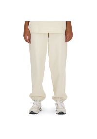 Spodnie New Balance WP41513LIN - beżowe. Kolor: beżowy. Materiał: poliester, dresówka, bawełna