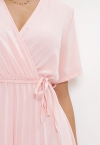 Born2be - Różowa Sukienka Plisowana Maxi z Wiązanym Paskiem Dianiza. Kolor: różowy. Materiał: materiał. Długość: maxi #2