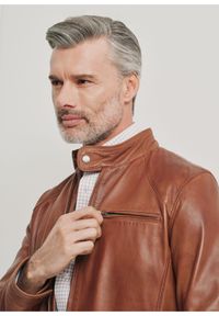 Ochnik - Brązowa klasyczna skórzana kurtka męska. Kolor: brązowy. Materiał: skóra. Wzór: gładki. Styl: klasyczny #3