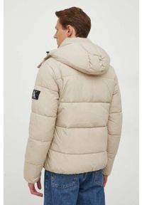 Calvin Klein Jeans kurtka męska kolor beżowy zimowa. Kolor: beżowy. Materiał: włókno, materiał. Wzór: nadruk. Sezon: zima #5