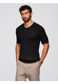 Ombre Clothing - T-shirt męski dzianinowy z guzikami przy dekolcie – czarny V2. Okazja: na co dzień. Kolor: czarny. Materiał: dzianina. Wzór: paski. Styl: casual, elegancki