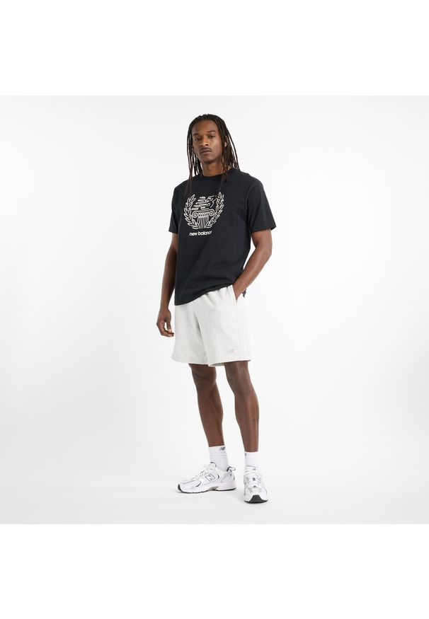 Koszulka męska New Balance MT51974BK – czarna. Kolor: czarny. Materiał: bawełna, dresówka. Wzór: aplikacja