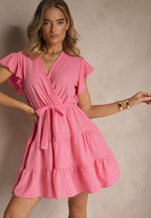 Renee - Fuksjowa Rozkloszowana Sukienka z Paskiem i Falbanami Lilarea. Okazja: na randkę, na co dzień. Kolor: różowy. Typ sukienki: sportowe. Styl: casual, sportowy