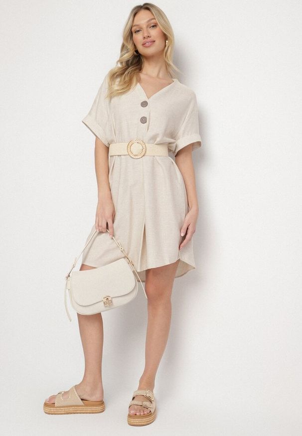 Born2be - Jasnobeżowa Bawełniana Sukienka o Prostym Kroju z Krótkim Rękawem i Guzikami Elaniwen. Okazja: na co dzień. Typ kołnierza: dekolt w serek. Kolor: beżowy. Materiał: bawełna. Długość rękawa: krótki rękaw. Typ sukienki: proste. Styl: casual, elegancki