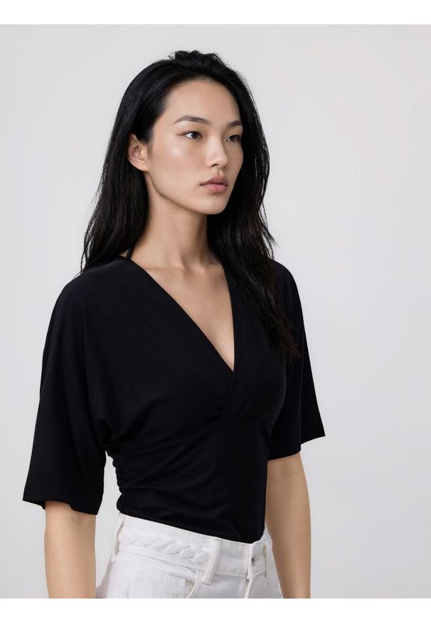 Reserved - Bluzka z kimonowym rękawem - czarny. Kolor: czarny. Materiał: wiskoza, dzianina