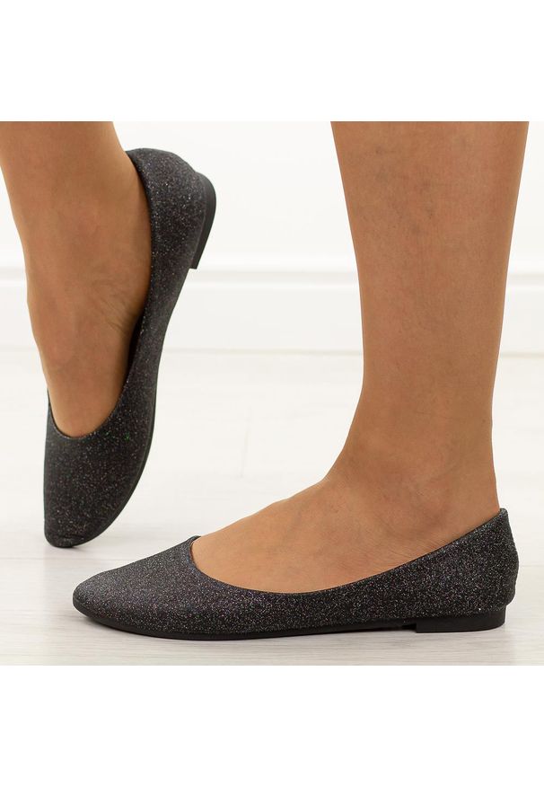 POTOCKI - Czarne brokatowe baleriny damskie Potocki 23001. Okazja: na imprezę, na co dzień. Kolor: czarny. Materiał: skóra. Szerokość cholewki: normalna. Sezon: wiosna, lato. Styl: elegancki, casual, klasyczny, wizytowy