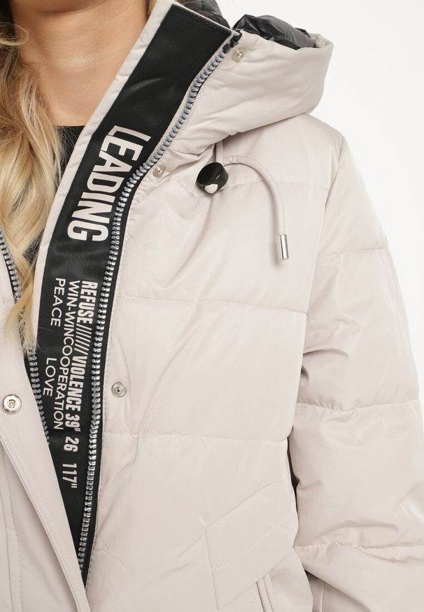 Born2be - Beżowa Kurtka Pikowana z Przeszyciami i Nieodpinanym Kapturem Ombrelia. Okazja: na co dzień. Kolor: beżowy. Materiał: jeans. Styl: casual