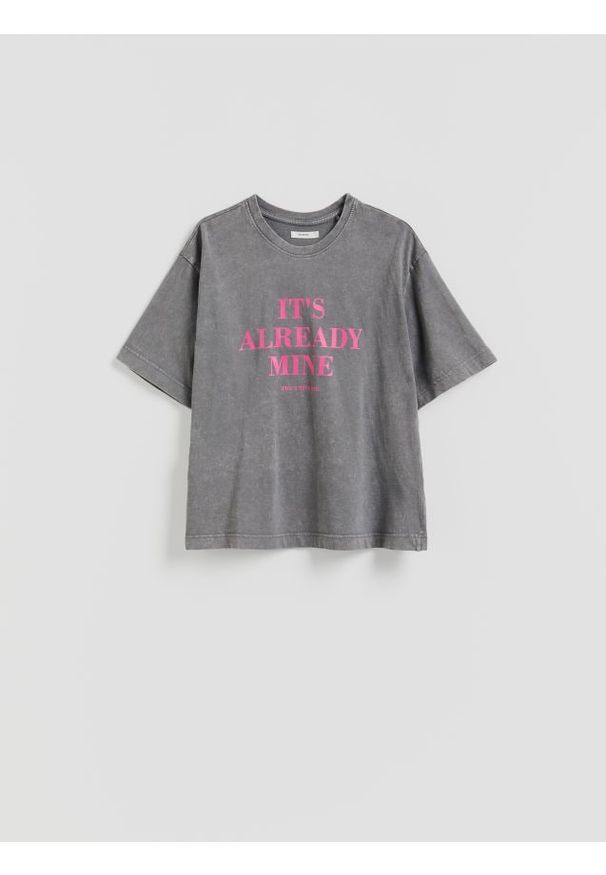 Reserved - Bawełniany t-shirt z nadrukiem - ciemnoszary. Kolor: szary. Materiał: bawełna. Wzór: nadruk