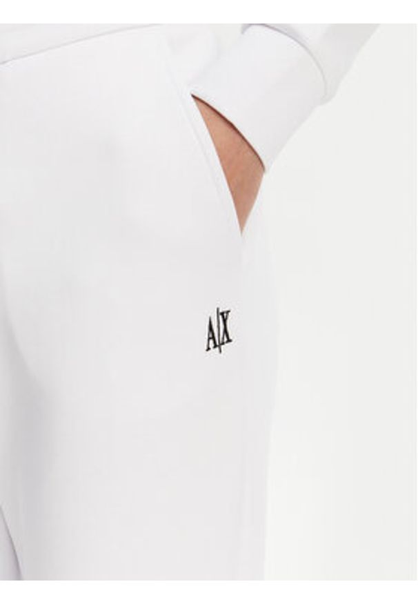 Armani Exchange Spodnie dresowe XW000824 AF10818 U0002 Biały Regular Fit. Kolor: biały. Materiał: bawełna