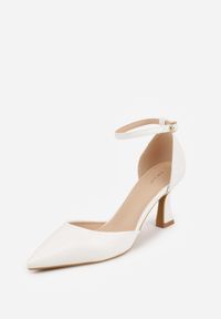 Born2be - Białe Czółenka Vices ze Szpiczastym Noskiem na Obcasie Typu Klepsydra Nusorilis. Okazja: na co dzień. Nosek buta: szpiczasty. Zapięcie: pasek. Kolor: biały. Materiał: jeans. Obcas: na obcasie. Styl: casual, elegancki. Wysokość obcasa: średni #7