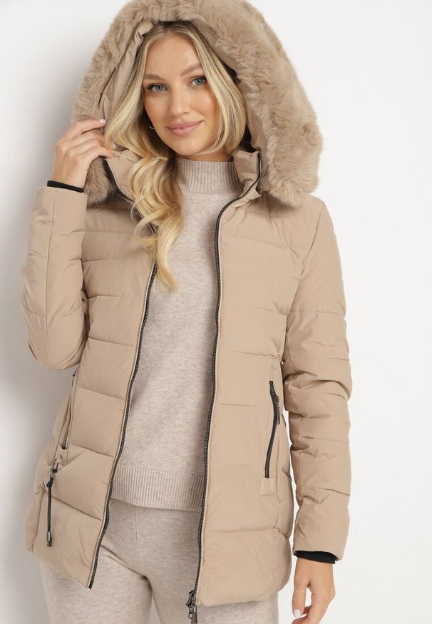 Born2be - Beżowa Pikowana Kurtka z Odpinanym Kapturem z Futerkiem Zinmora. Okazja: na co dzień. Kolor: beżowy. Materiał: futro. Długość rękawa: długi rękaw. Długość: długie. Sezon: zima. Styl: klasyczny, casual, elegancki