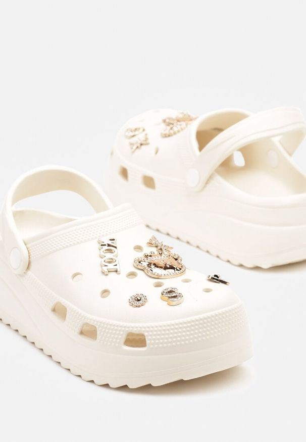 Born2be - Beżowe Klapki Piankowe w Stylu Chodaków z Przypinkami Sanilia. Okazja: na co dzień. Kolor: beżowy. Materiał: jeans. Wzór: aplikacja, kolorowy. Styl: casual